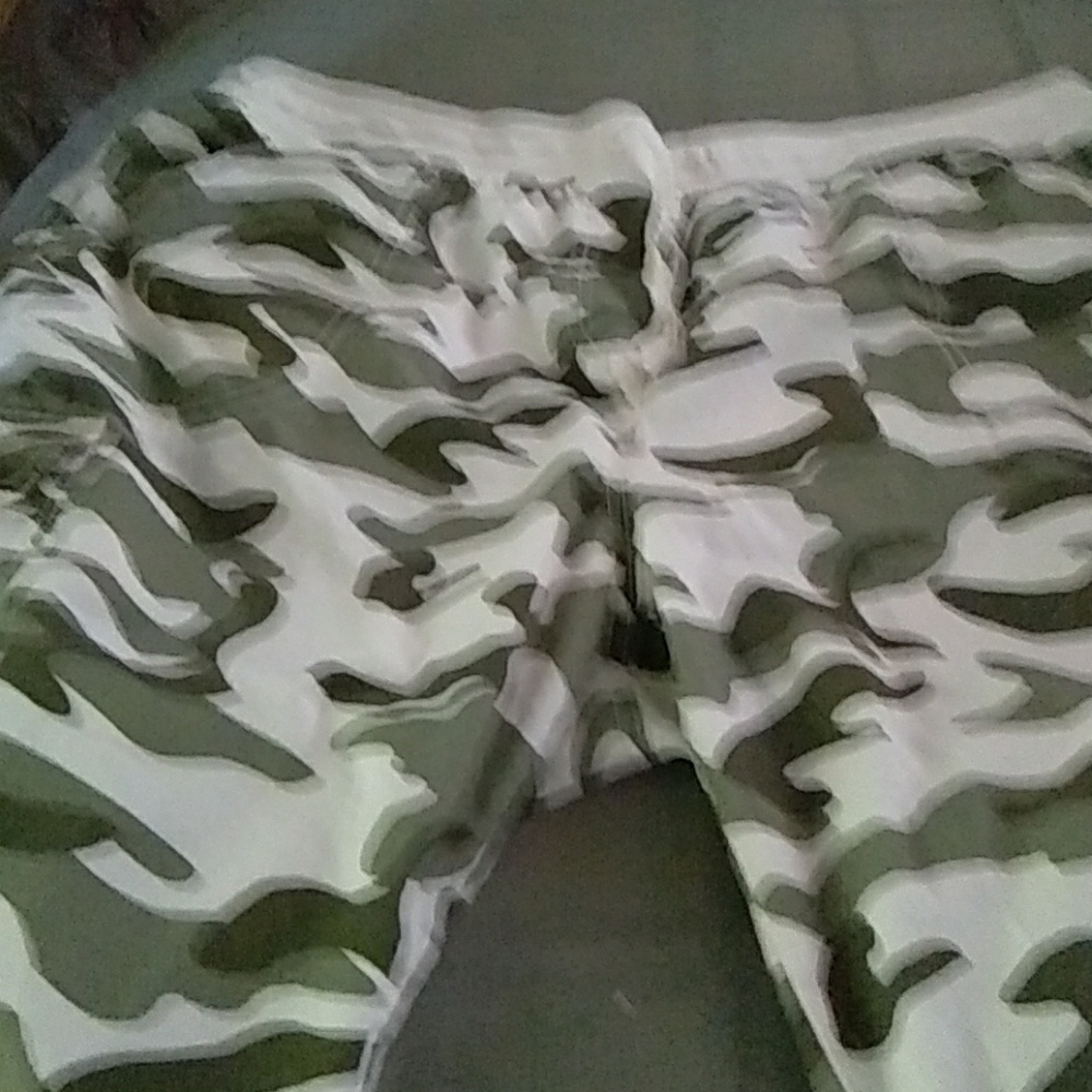 Camo cargo capris